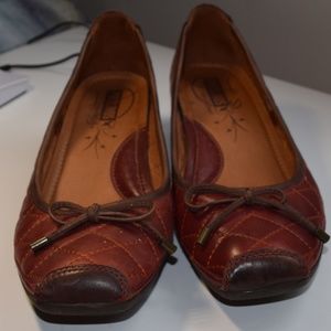 Ballet style low-heeled flat